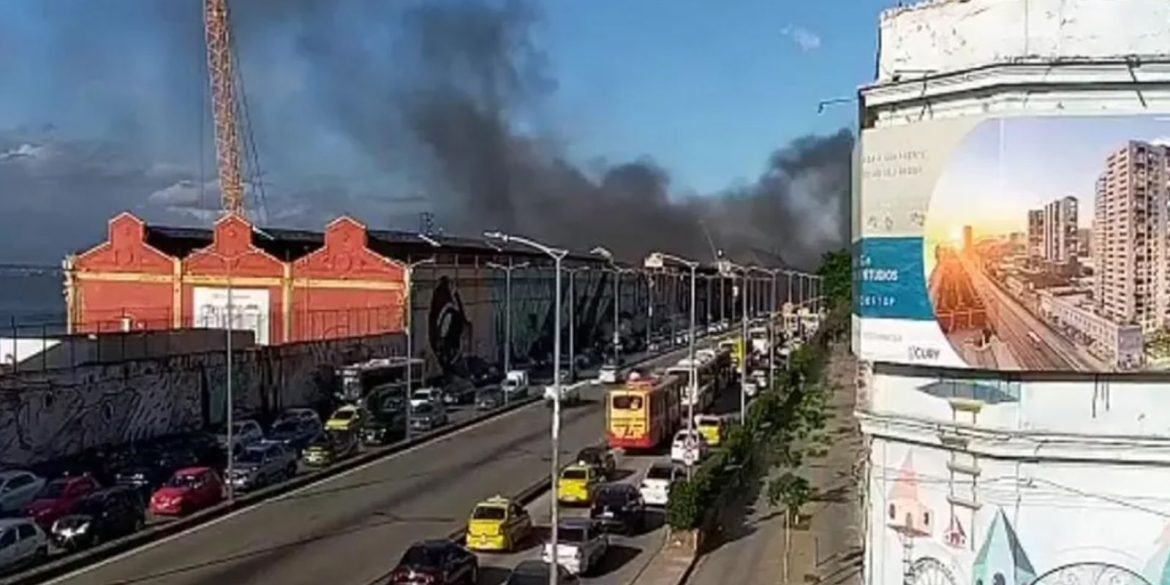 incendio-atinge-barracao-de-escola-de-samba-na-zona-portuaria-do-rio incendio-atinge-barracao-de-escola-de-samba-na-zona-portuaria-do-rio