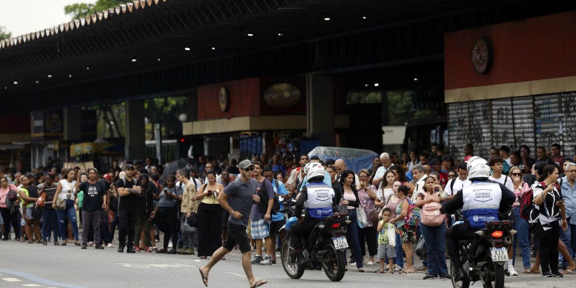 rio:-avenidas-sao-liberadas-e-metro-reforca-horario-de-trens rio:-avenidas-sao-liberadas-e-metro-reforca-horario-de-trens