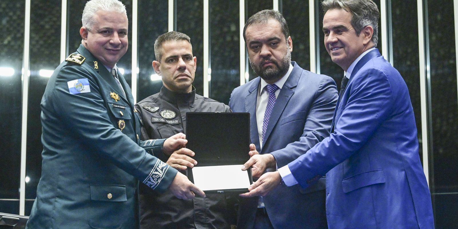 congresso-homenageia-policiais-mortos-durante-a-operacao-contencao