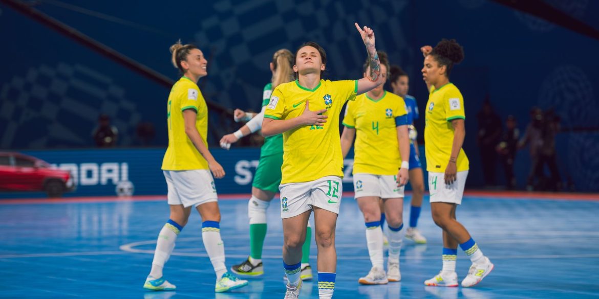 brasil-goleia-italia-e-esta-nas-quartas-da-copa-do-mundo-de-futsal