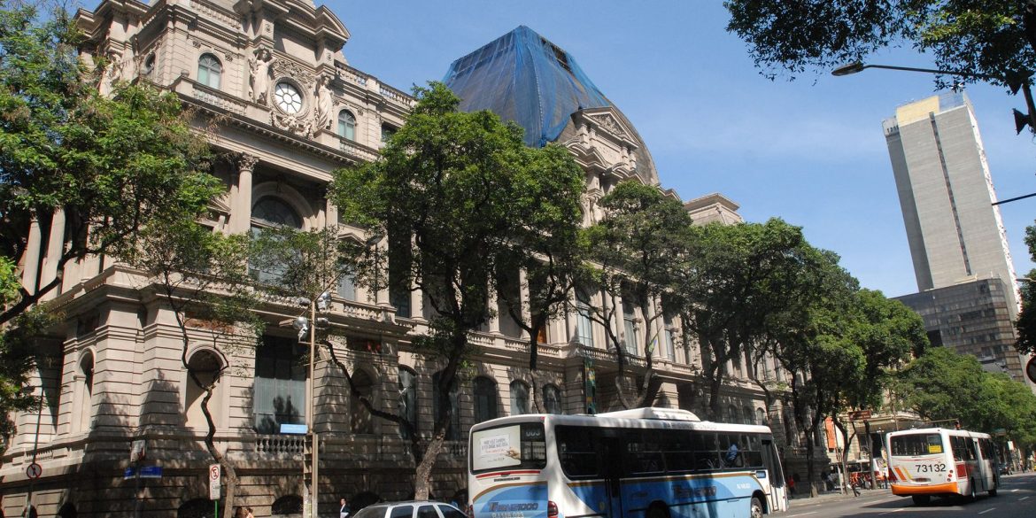 mnba-inaugura-exposicao-que-transforma-tapumes-em-galeria-a-ceu-aberto